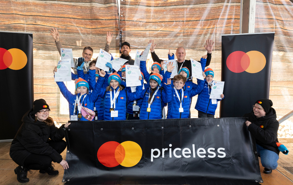 Siegerehrung mit den Talenten und dem Banner Mastercard priceless.