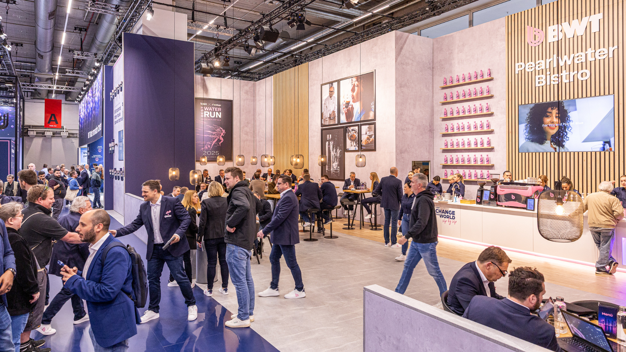 viele Menschen auf dem Messestand mit der Kaffeebar