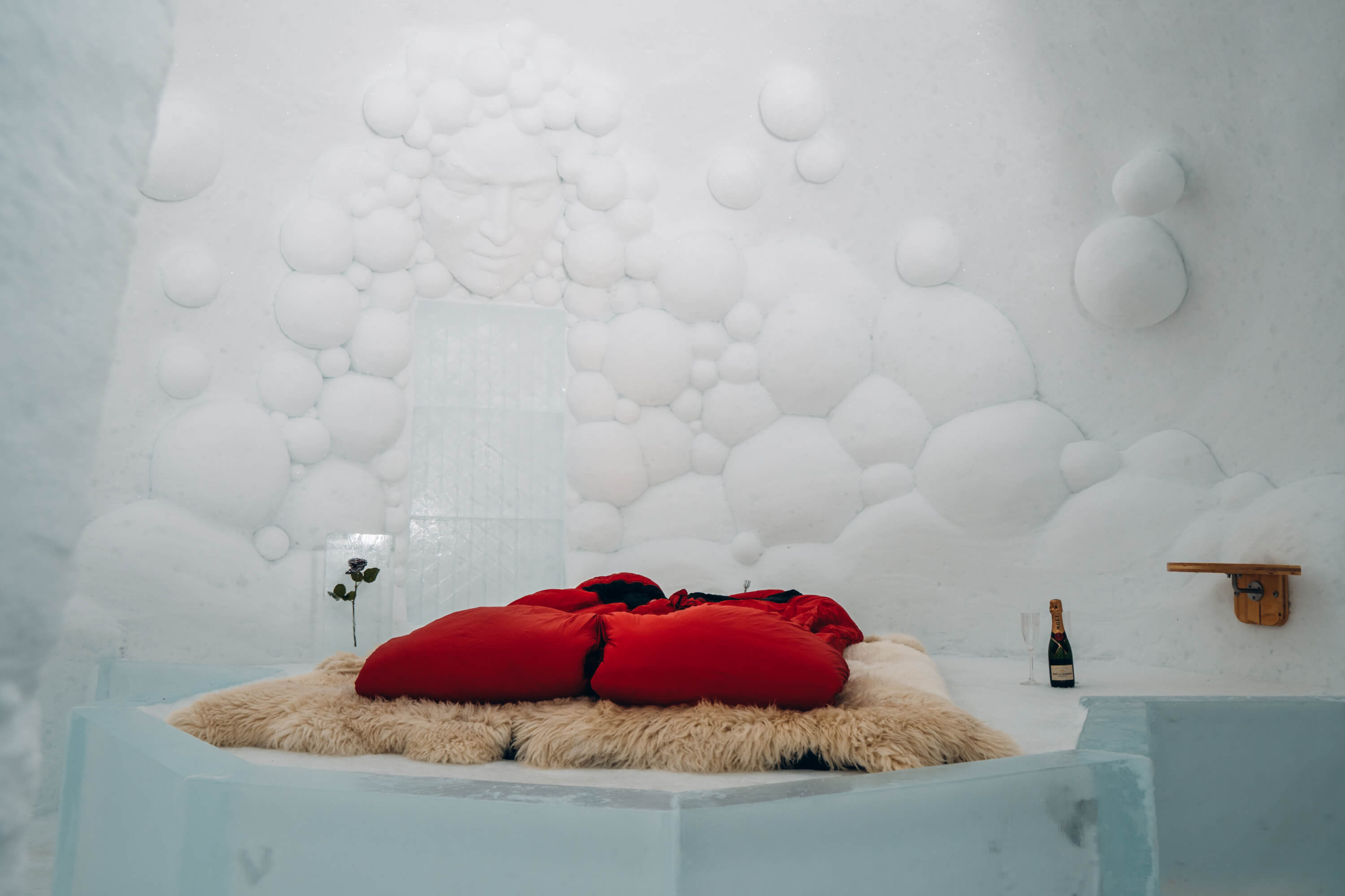 Schlafzimmer der Iglu-Suite mit Wandskulptur aus Schnee