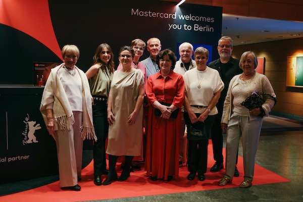 Gewinnergruppe in Ihren Abendoutfits