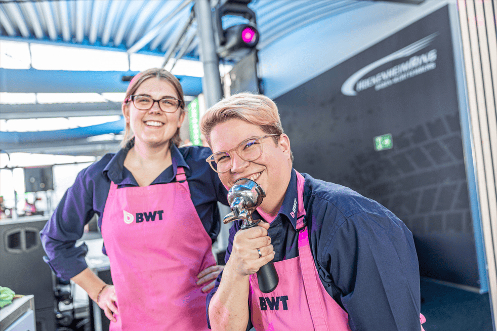 Sabine und Kirsten lächeln in die Kamera.