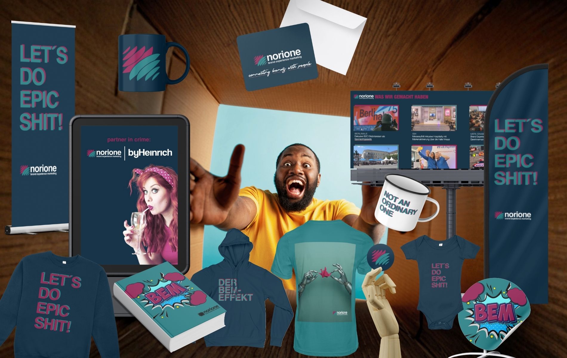 Mann freut sich als er in Kiste schaut - viel Merchandising