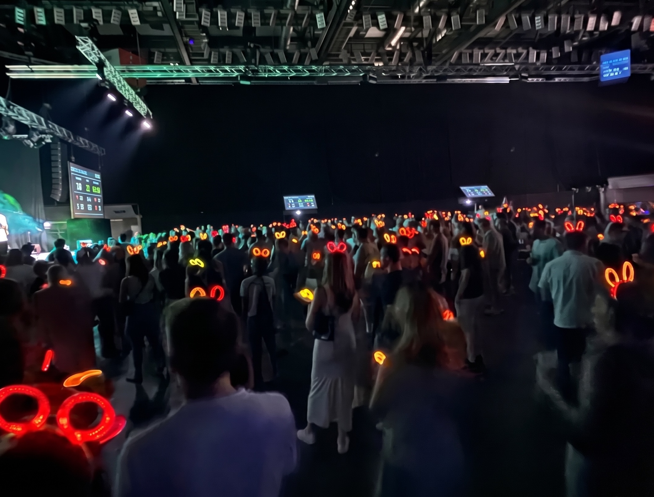 Das Publikum mit rot und orangenen Mastercard Knicklichter