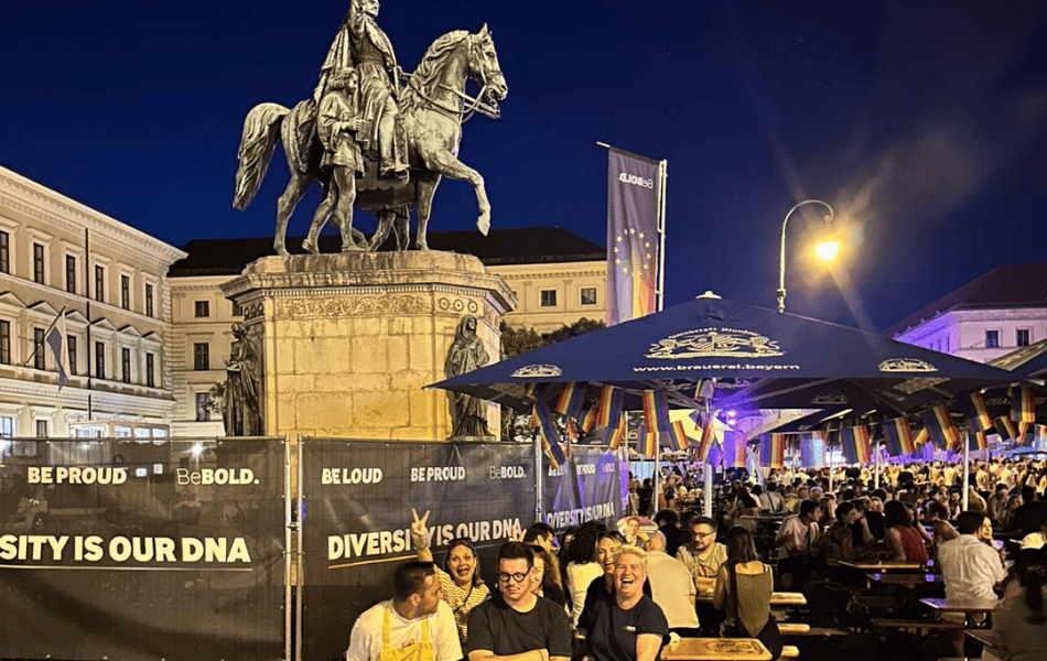 CSD Street Festival Menschen die im Biergarten sitzen
