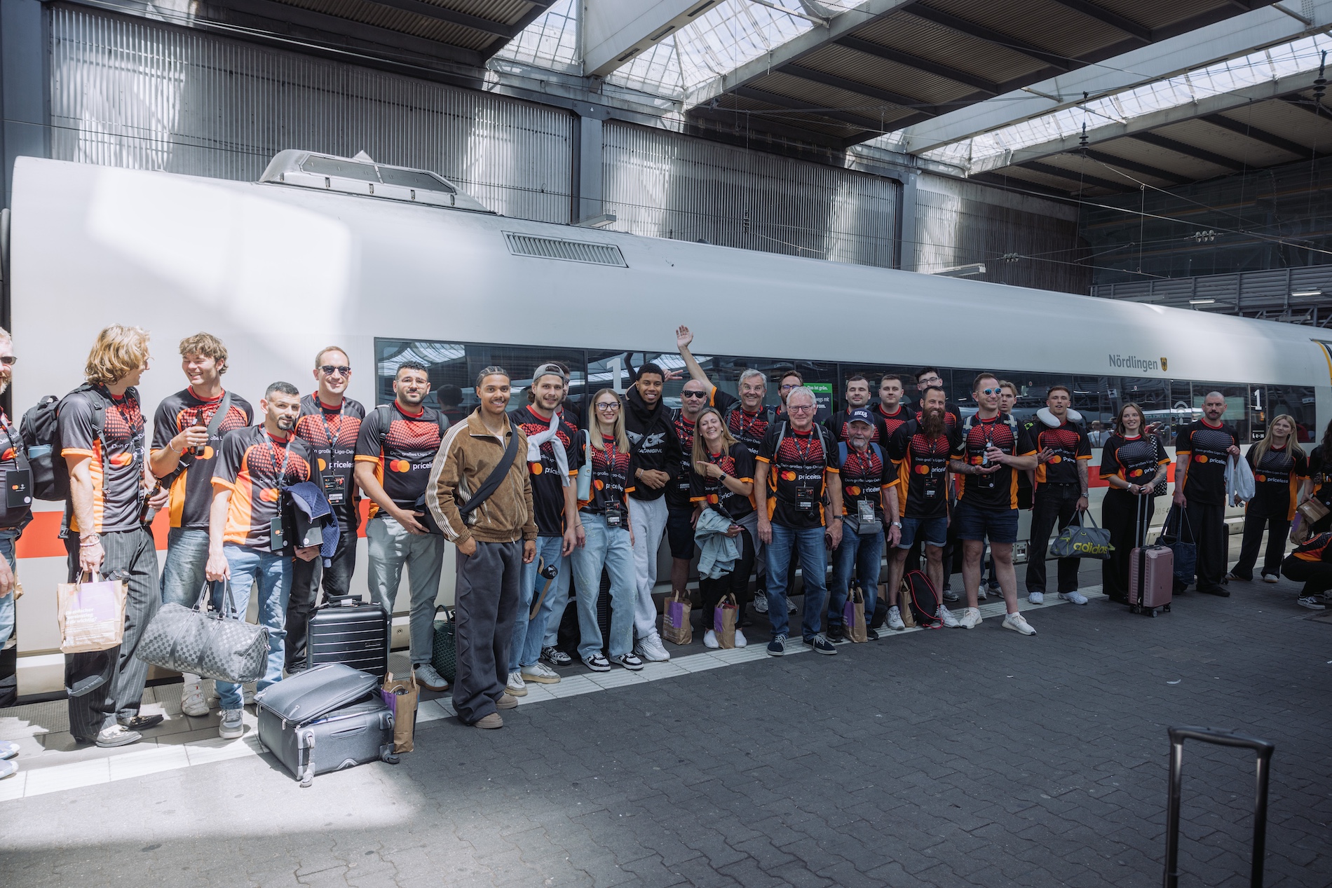 alle Gewinner gemeinsam vor dem Zug