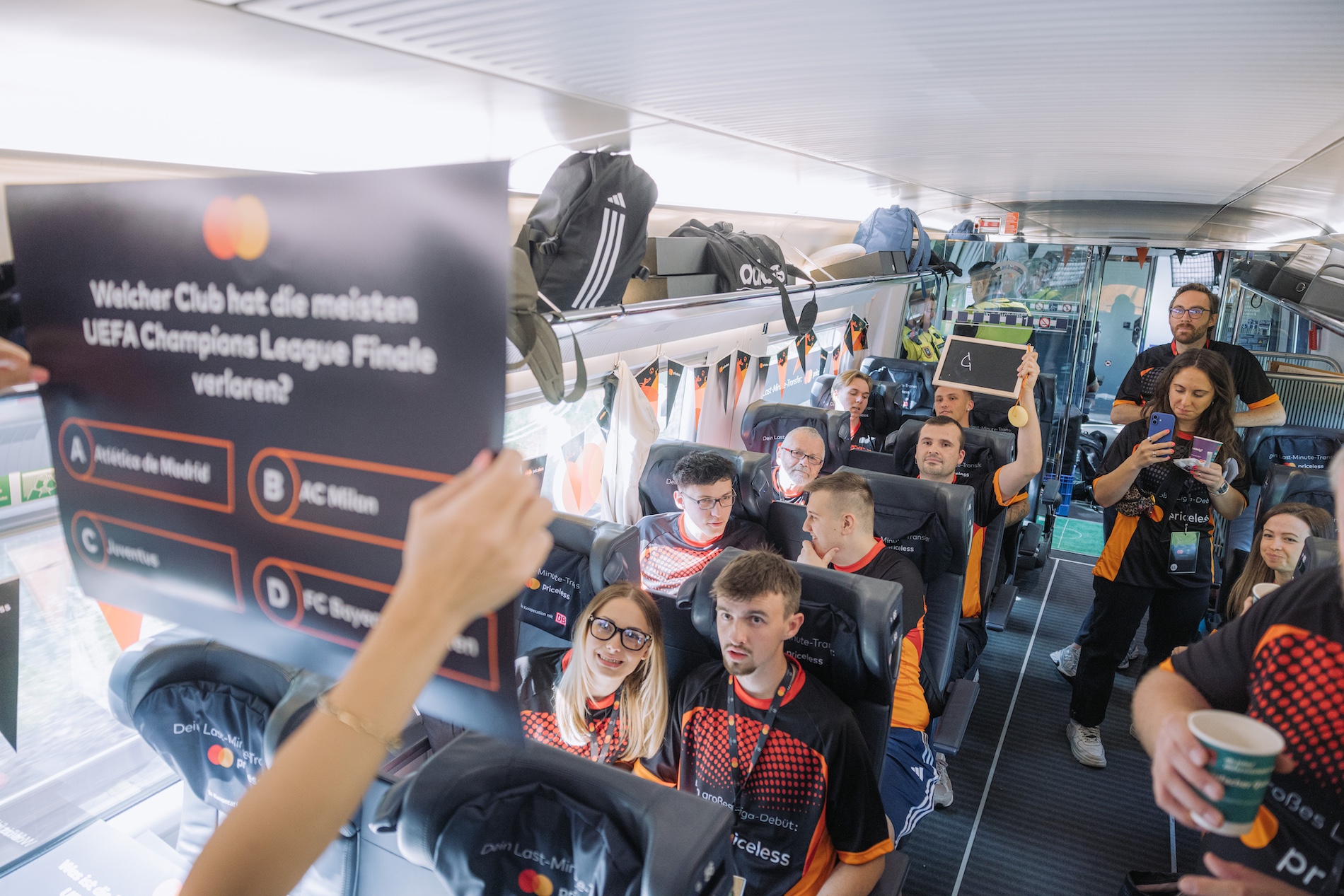 Fans beim Quiz im ICE
