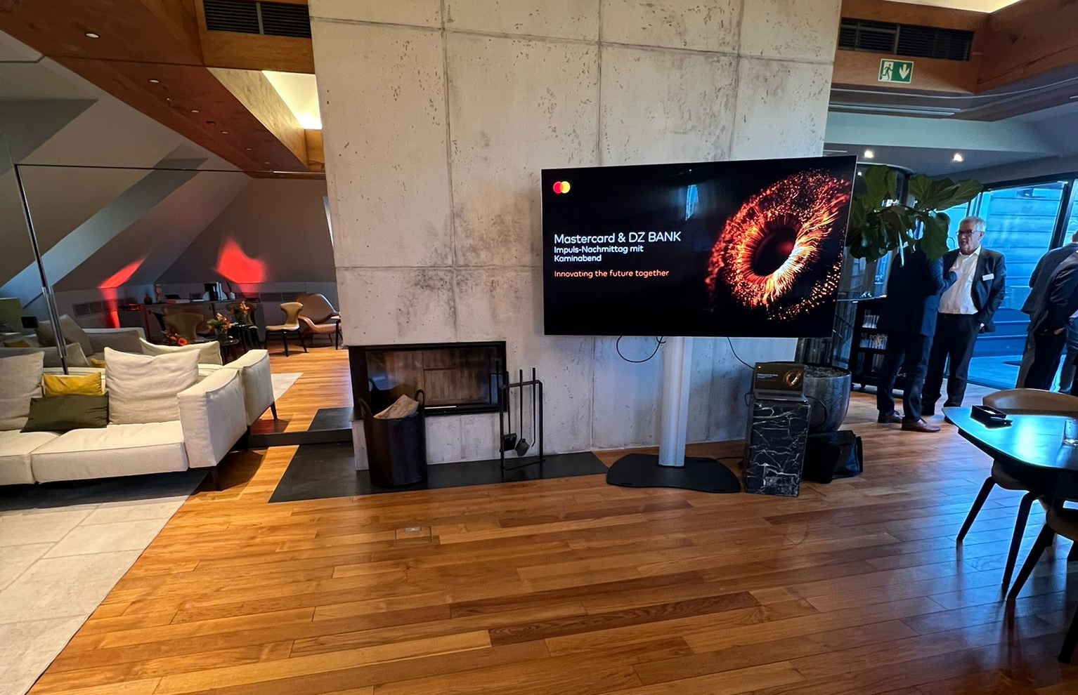 Suite im Hotel mit Kamin und einem Screen im Vordergrund