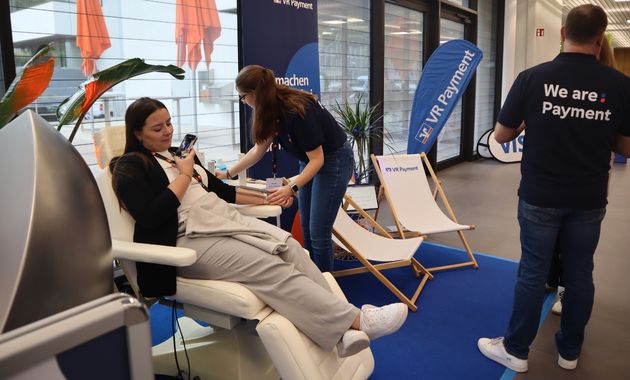 Besucherin erhält ihr temporäres Tattoo und filmt es mit ihrem Smartphone.