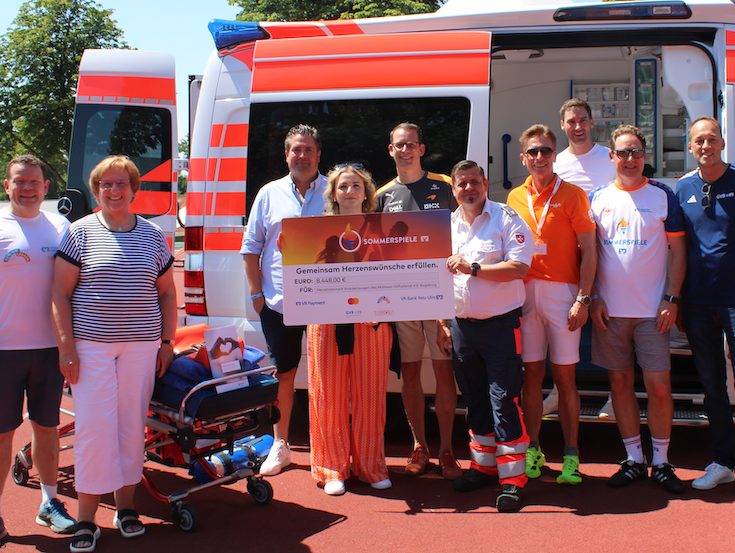 Team des Herzenswunsch-Krankenwagen bei der Spendenübergabe