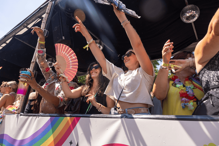 Menschen Feiern auf dem Truck von Hans im Glück auf dem CSD Street Festival