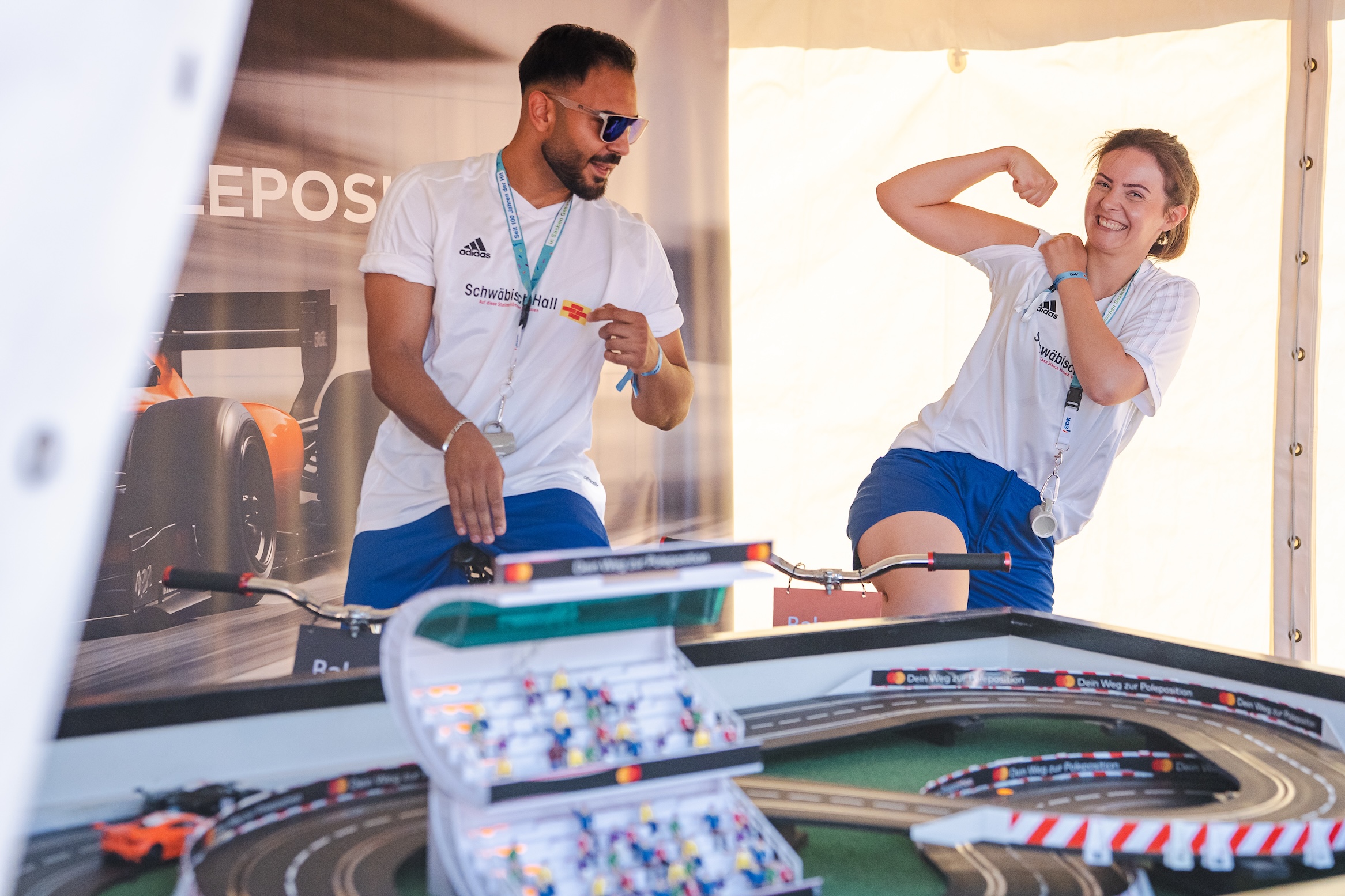 Zwei Personen kämpfen um den Gewinn beim Pedal Racer