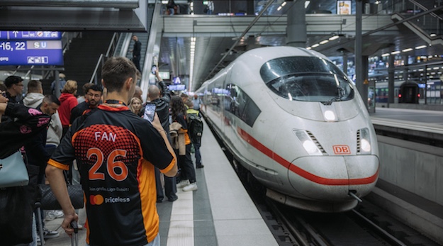 Einfahrender ICE mit Fan am Gleis