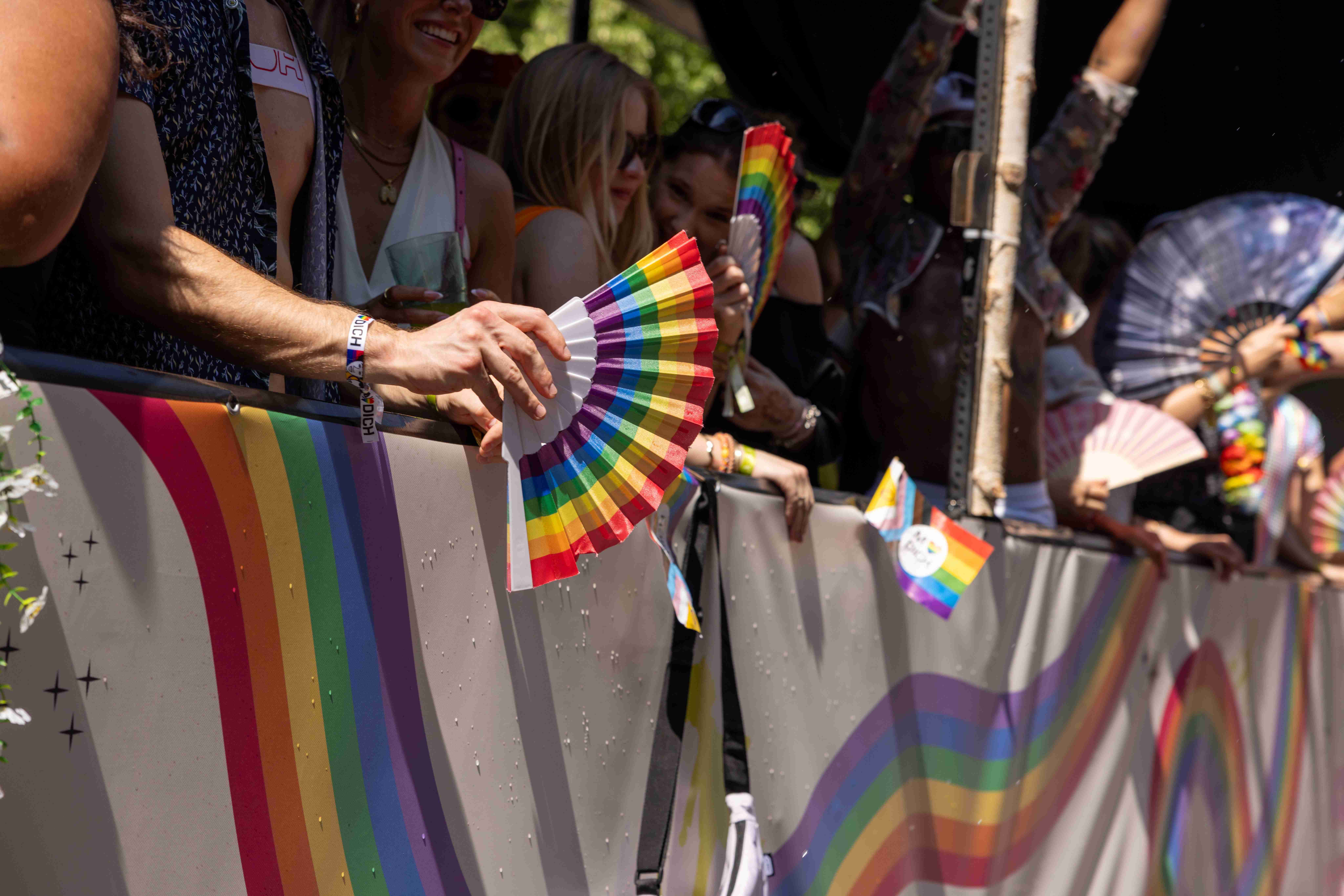 CSD München - eine Person hält ein Fächer in Regenbogenfarben