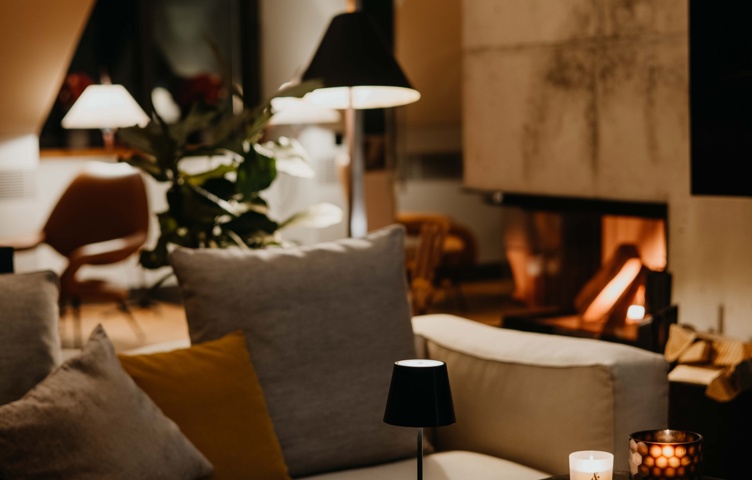 Hotelsuite mit Couch und Kamin im Hintergrund