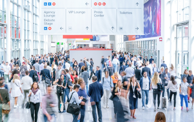 Menschen auf einer Messe