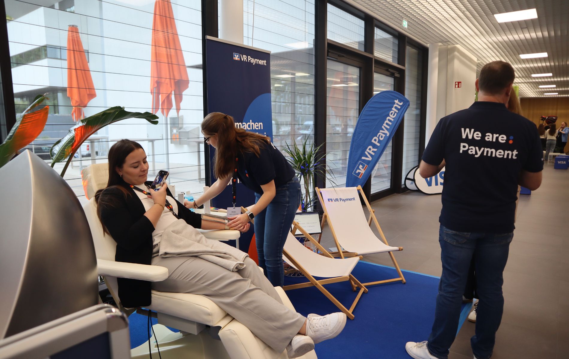 Tattoo-Area: Besucherin erhalt ihr temporäres Tattoo