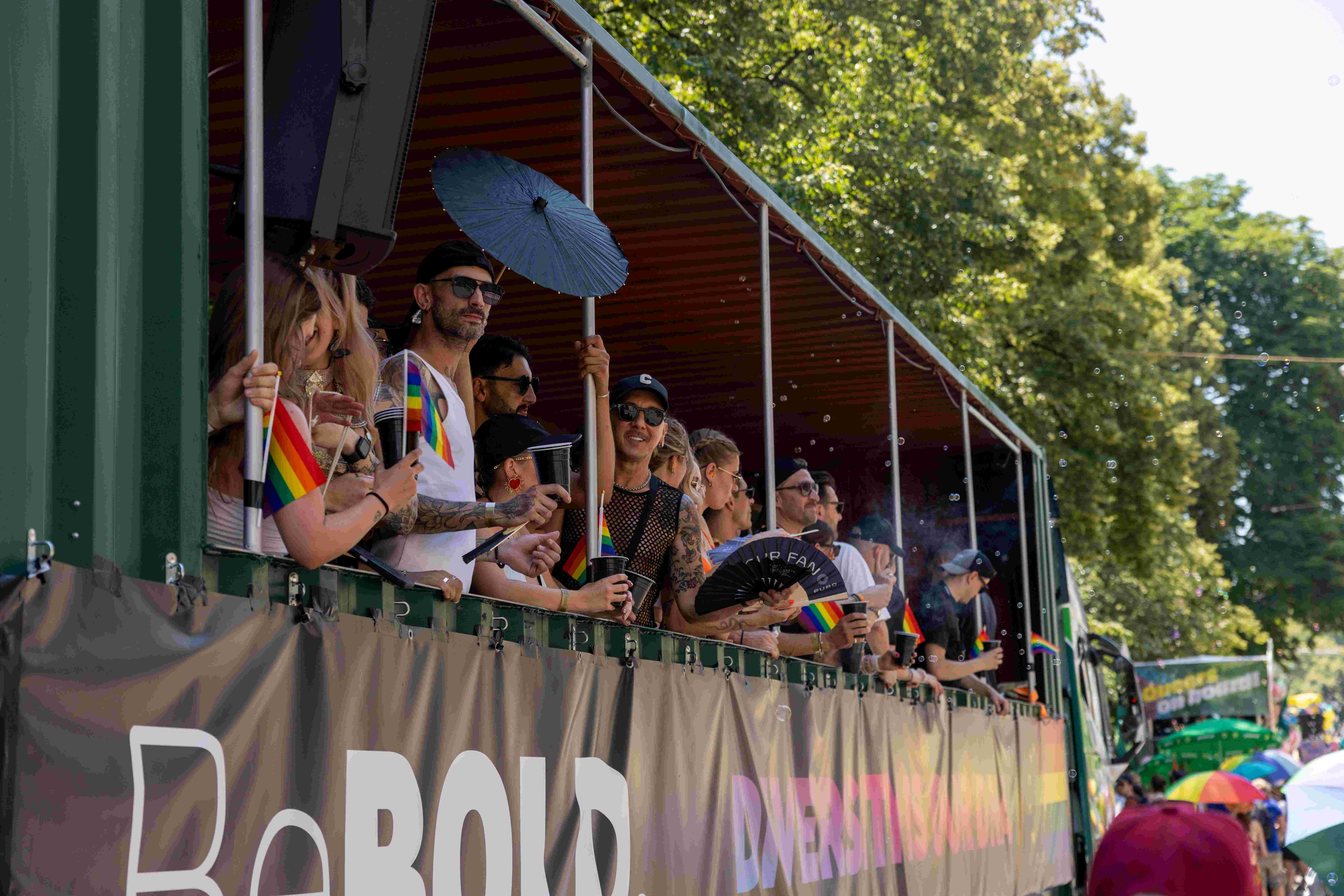 Menschen feiern auf dem Truck von BeBold