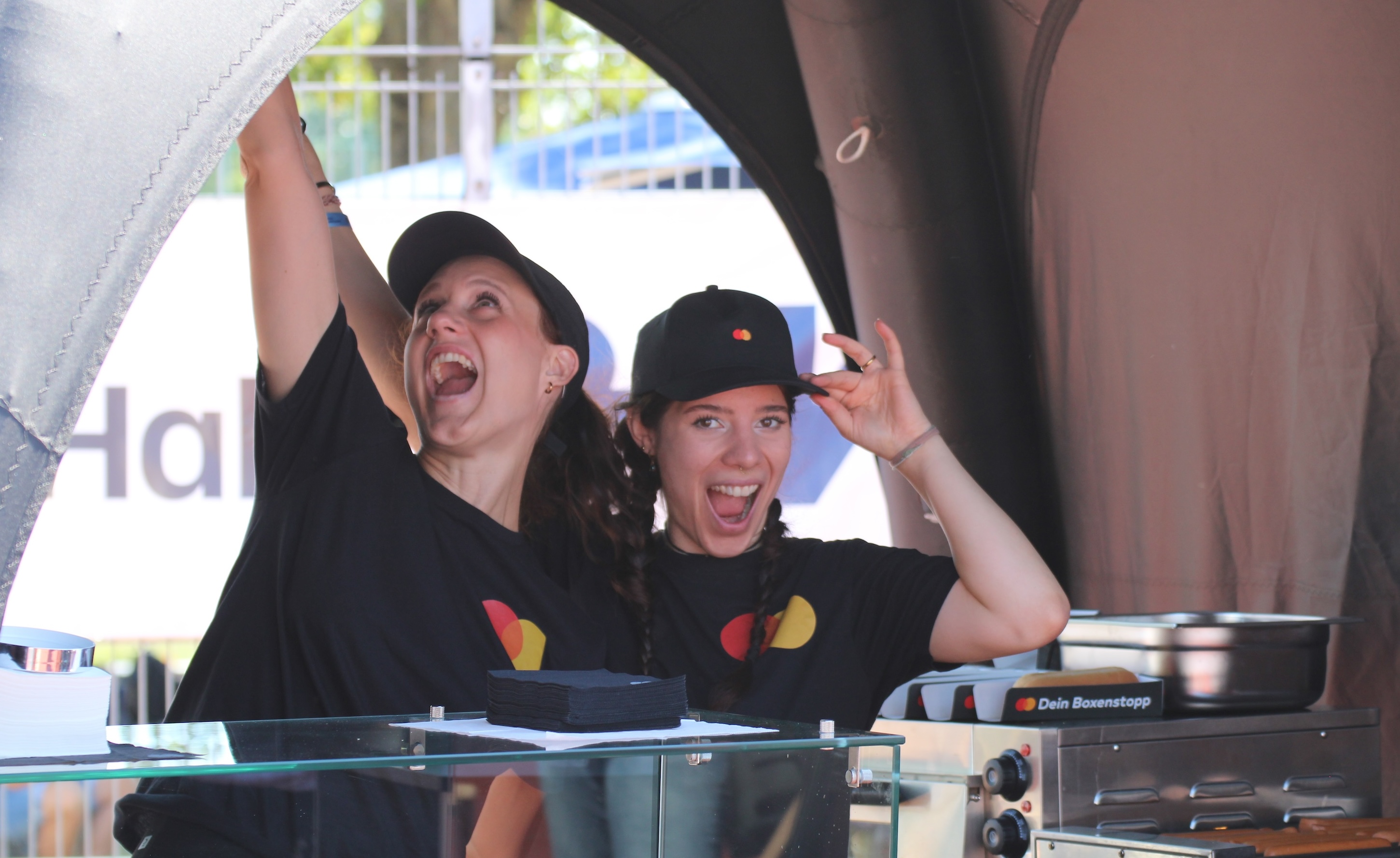Jennie und Myriam in Mastercard Merch bei den GENO Sommerspielen