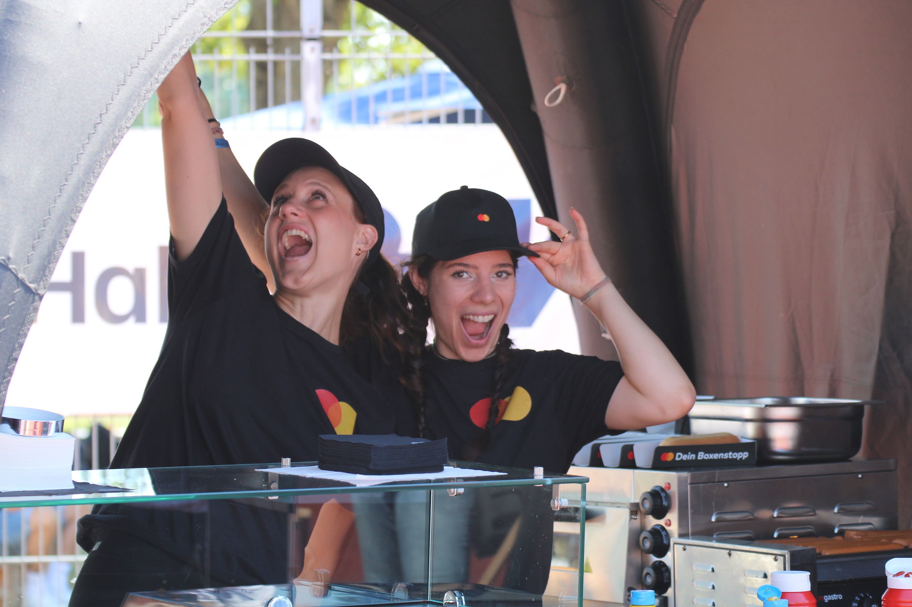 Jennie und Myriam in Mastercard Shirts und Caps