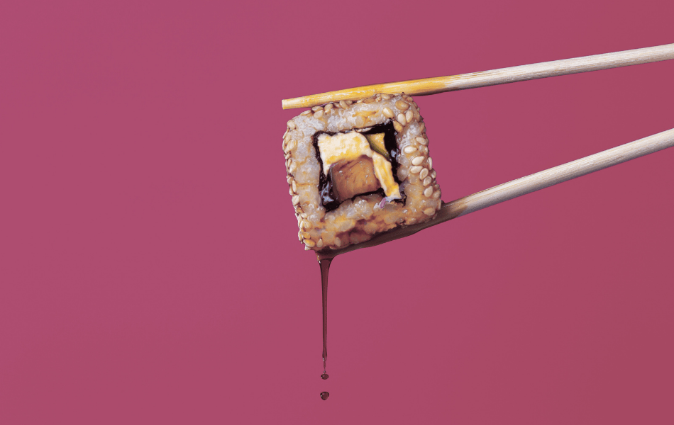 Ein Sushi von dem Sojasauce tropft