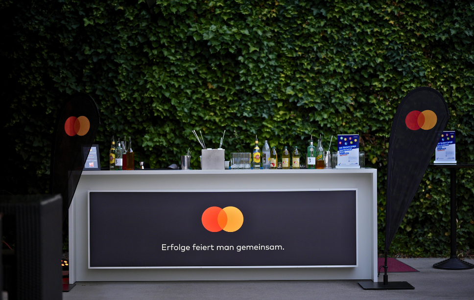 Die Mastercard Bar in der Dämmerung.