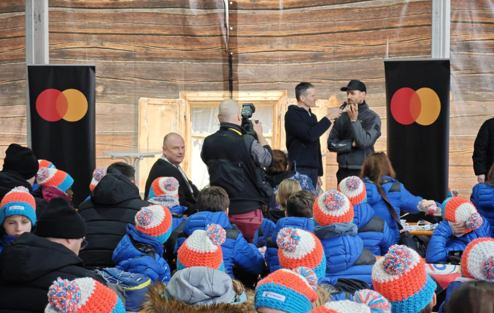 Die Kinder sehen beim Interview mit Sven Hannawald zu.