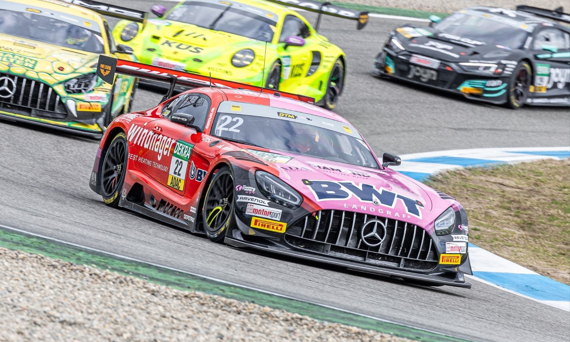 DTM Tourenwagen von BWT auf der Rennstrecke
