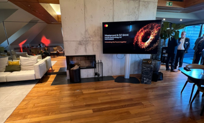 Bild von einer Hotelsuite mit Kamin und Screen daneben