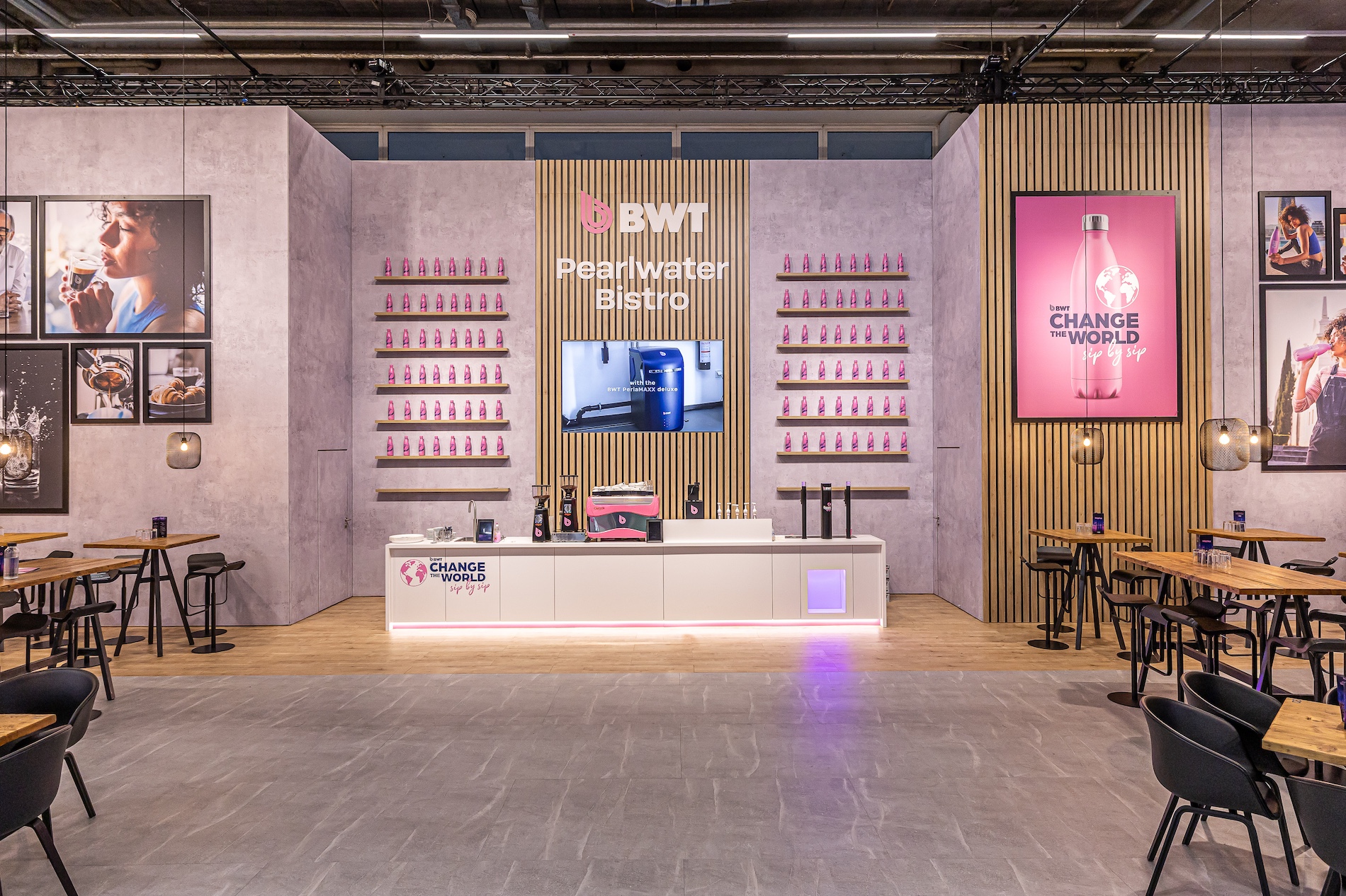 Kaffeebar auf der Messe mit vielen pinken Akzenten