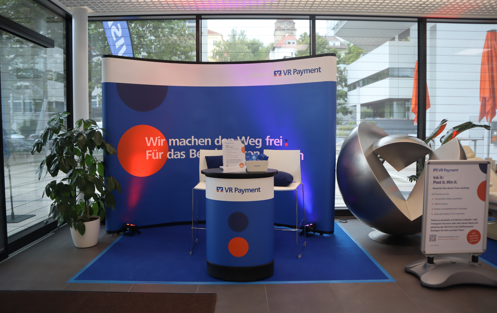 Stand von VR Payment mit Messerückwand und Theke