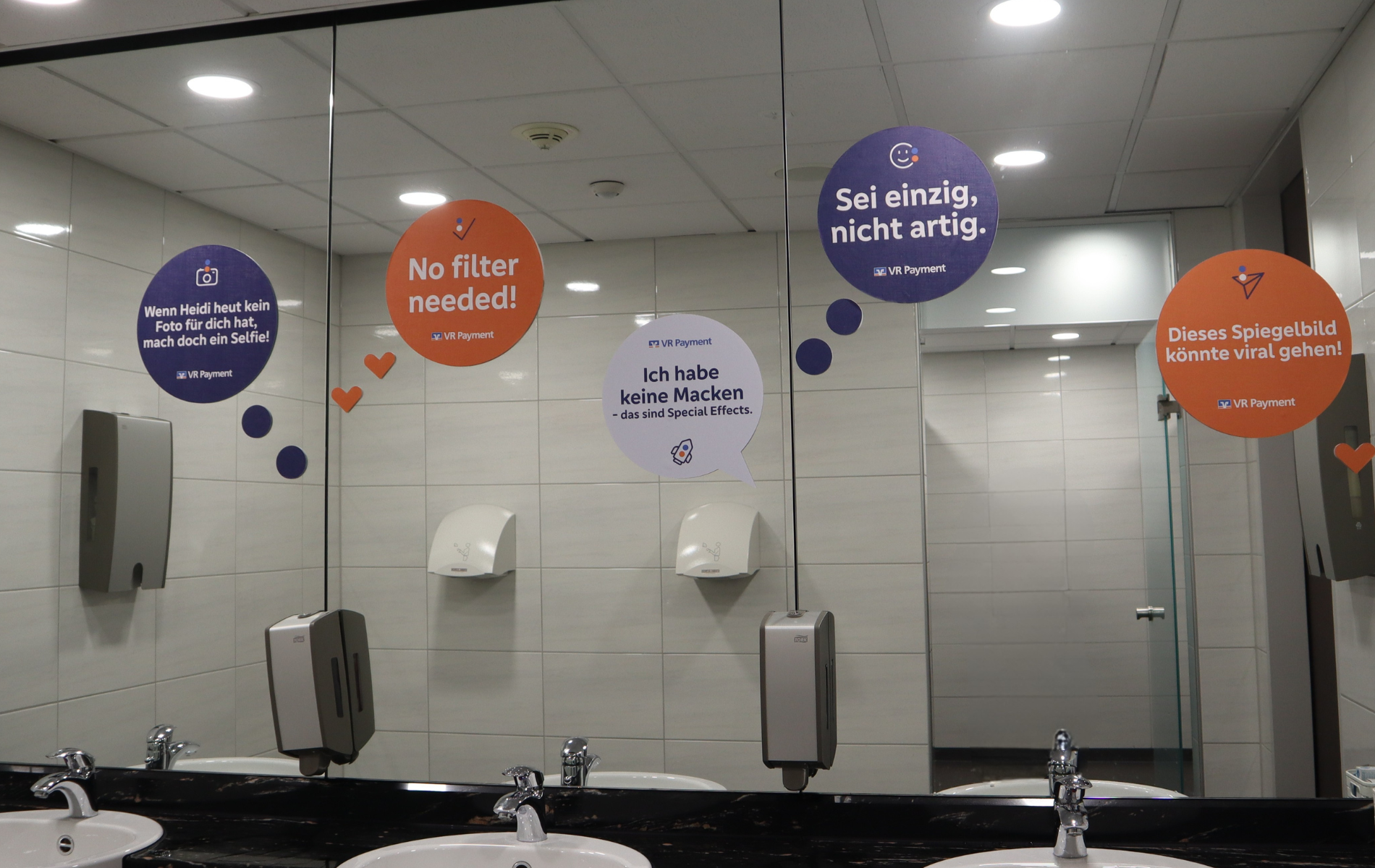 Spiegelsticker mit witzigen Sprüchen auf den Toiletten