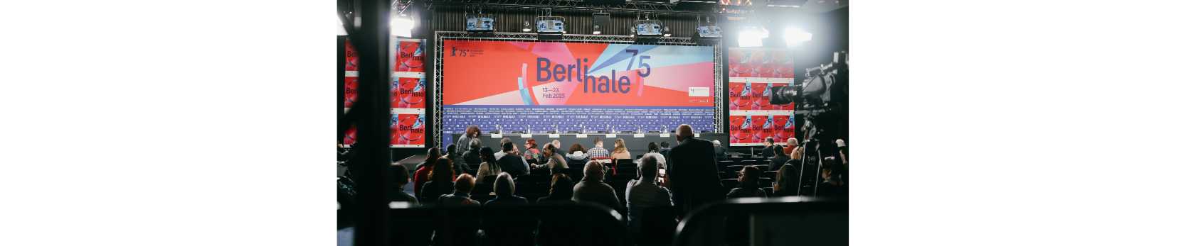 Pressekonferenz der Berlinale mit Journalisten vor der Bühne die auf den Cast warten