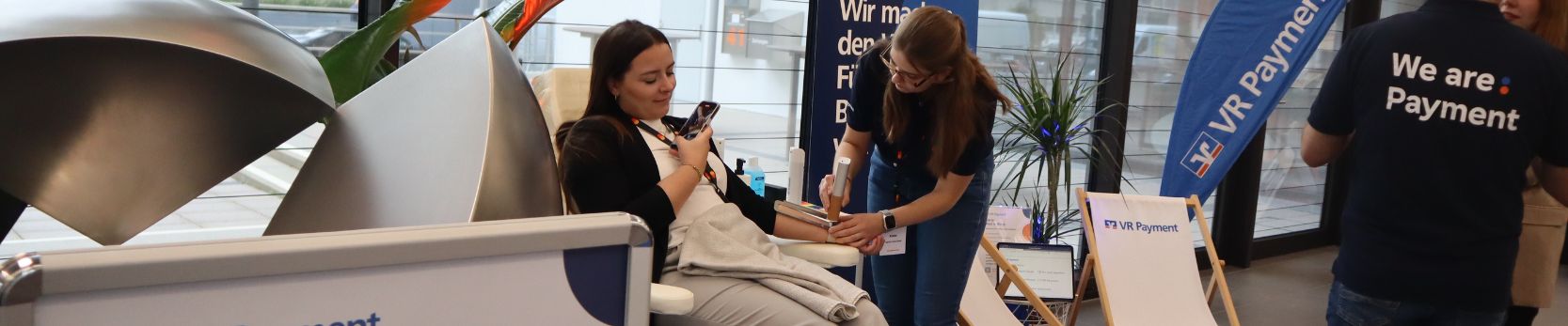 Besucherin erhält ihr temporäres Tattoo.