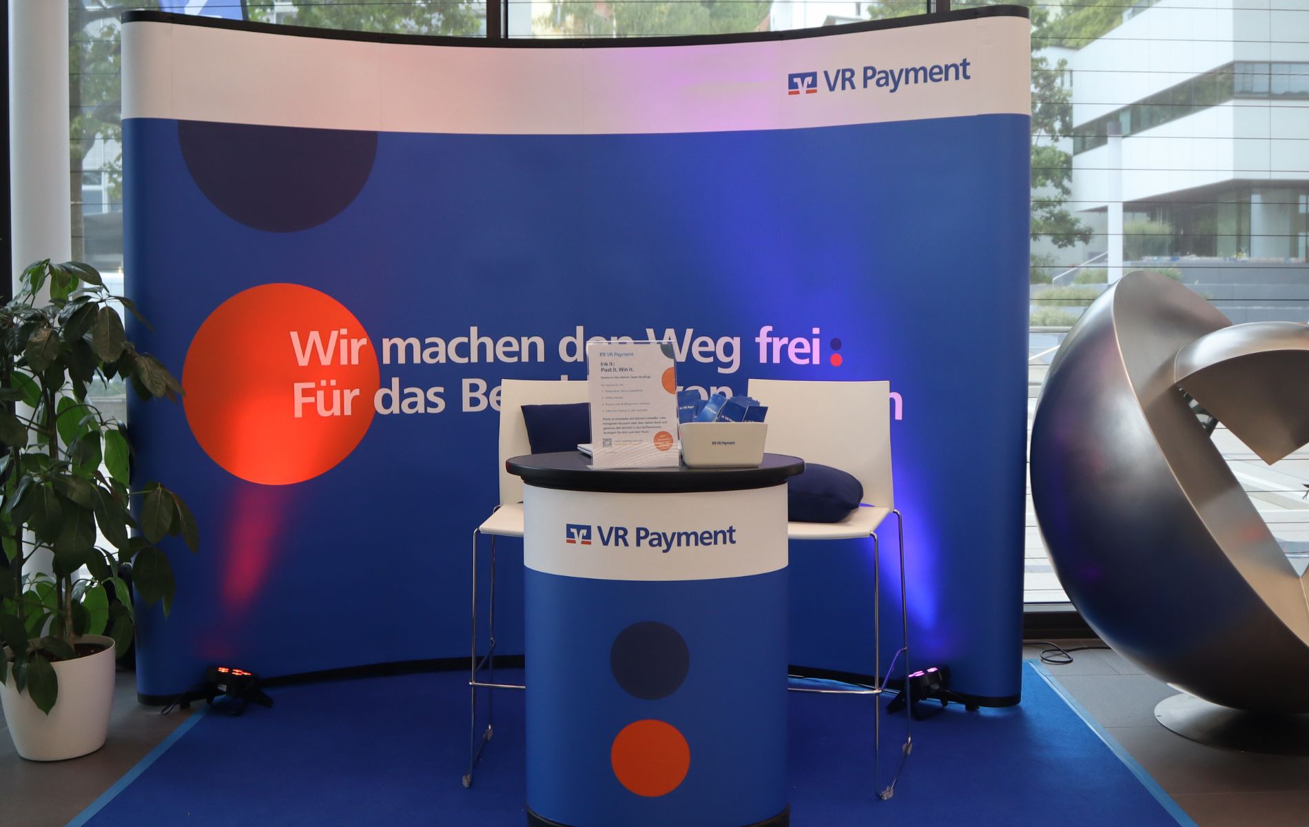 Stand von VR Payment mit Messerückwand und Theke