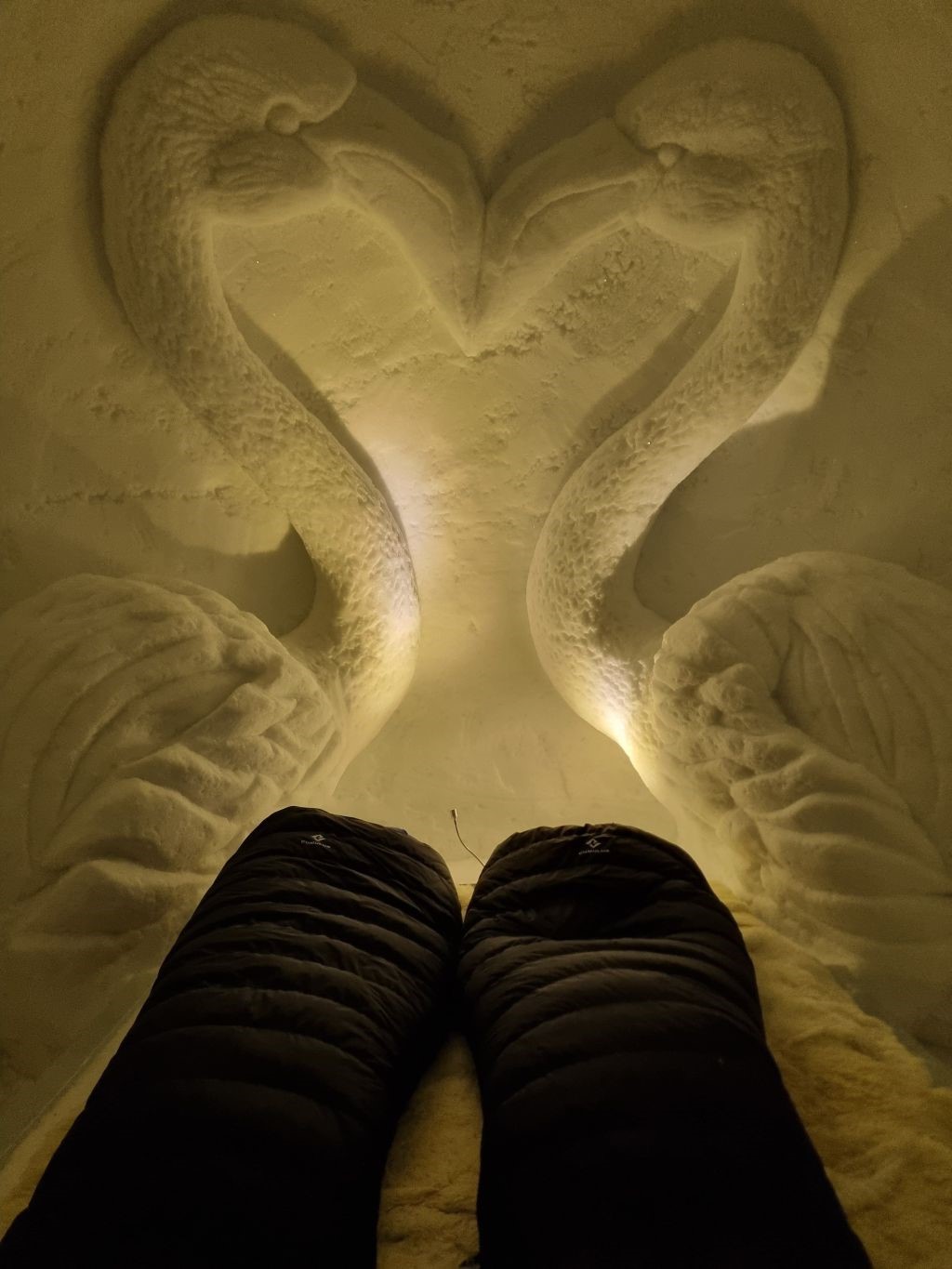Eine Schneeskulptur eines Schwans, eingearbeitet in die Wand der Iglu-Suite