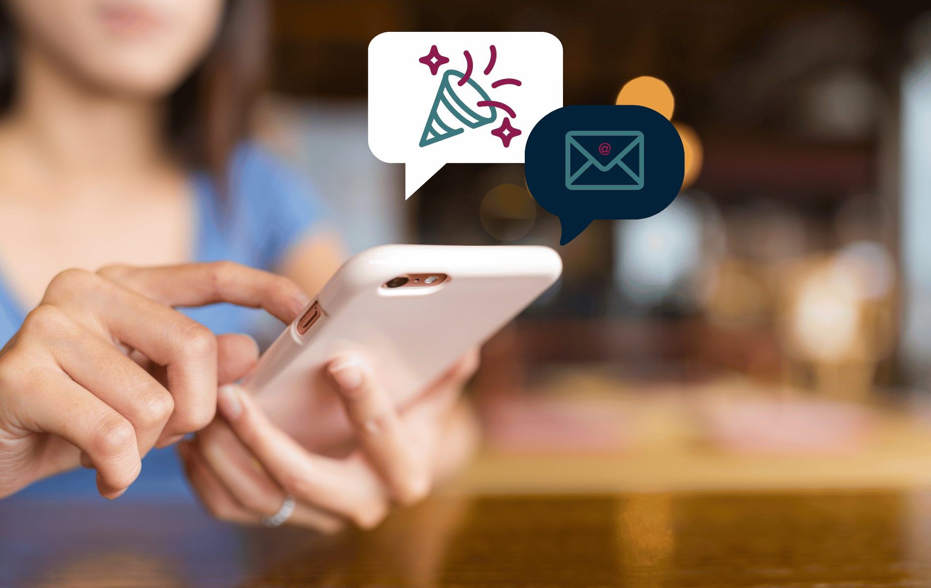 Eine Person bedient ein Smartphone, wobei darüberliegende Sprechblasen-Symbole auf digitale Benachrichtigungen anspielen