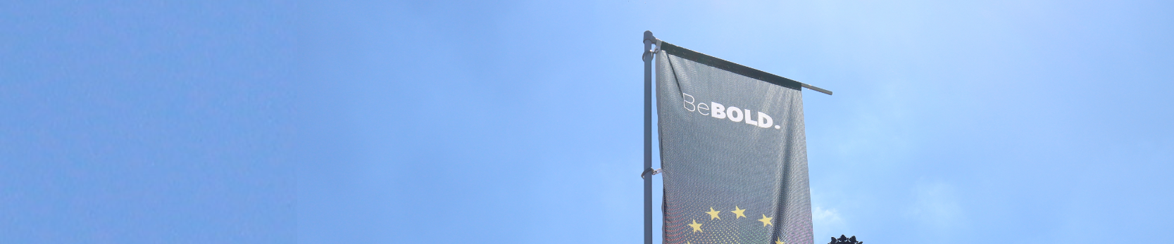 Blauer Himmel mit BeBold Fahne